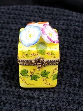 Limoges Peint Main Porcelain Trinket Box Marque Deposee Floral Yellow France